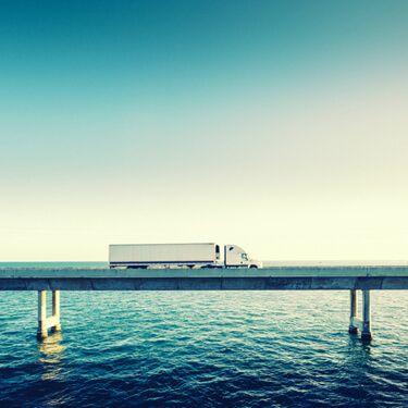 freight-shipping-from-iowa-to-florida - truck on bridge