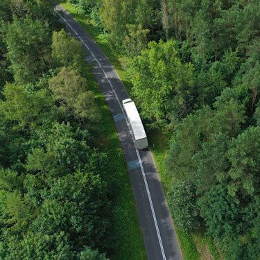 Freight Shipping from Washington DC to Philadelphia - White freight truck on road with trees